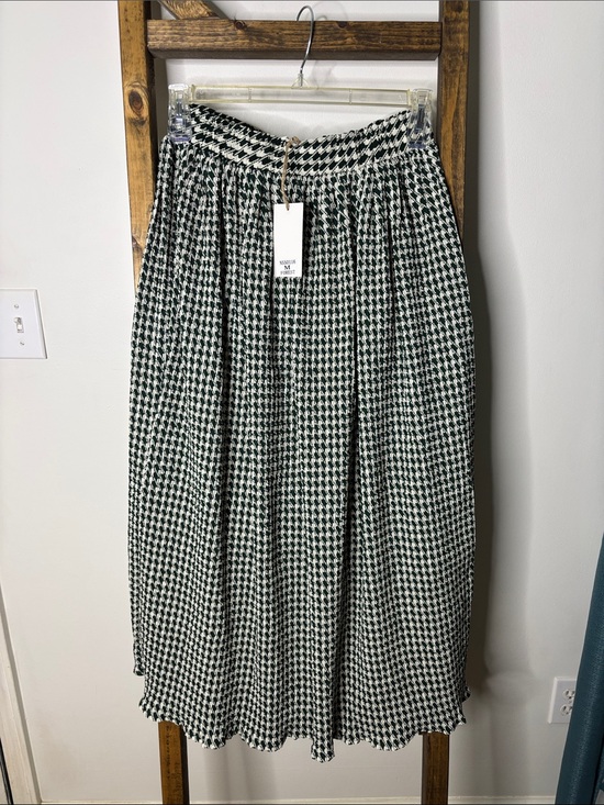 new in Dresses & Skirts - Houndstooth Pleated Midi Skirt in Green & White Size L